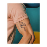 Eine gewundene Schlange mit detaillierten Schuppen und erhobenem Kopf, die Gefahr, Transformation und Weisheit symbolisiert. Dieses Tattoo fängt die Anmut und Kraft der Schlange ein und vereint Eleganz mit Stärke.