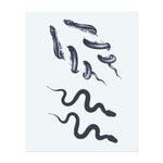 Schlangen, die sich in fließenden, sich windenden Mustern bewegen. Das Design zeigt ihre geschmeidigen, sich windenden Formen und symbolisiert Transformation, Gefahr und Weisheit. Das Tattoo fängt die mysteriöse und kraftvolle Essenz der Schlangen ein.