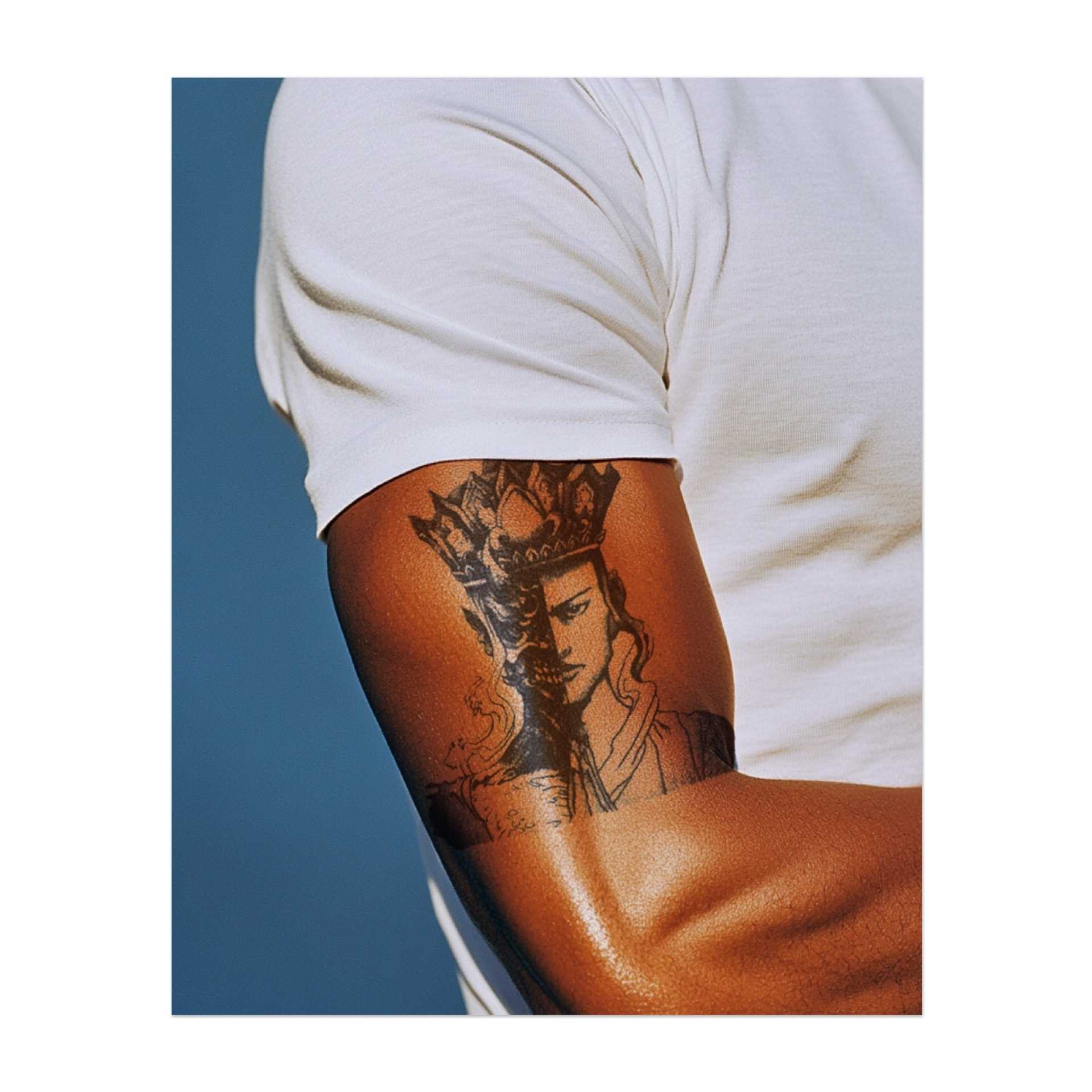 Ein Tattoo mit dem Gesicht eines Königs, der eine Krone trägt, wobei die eine Hälfte seines Gesichts Adel zeigt und die andere Hälfte im Schatten verborgen ist. Dieses Design repräsentiert das Gleichgewicht zwischen Macht und Verwundbarkeit und symbolisiert Führung, Stärke und die Dualität der menschlichen Natur.