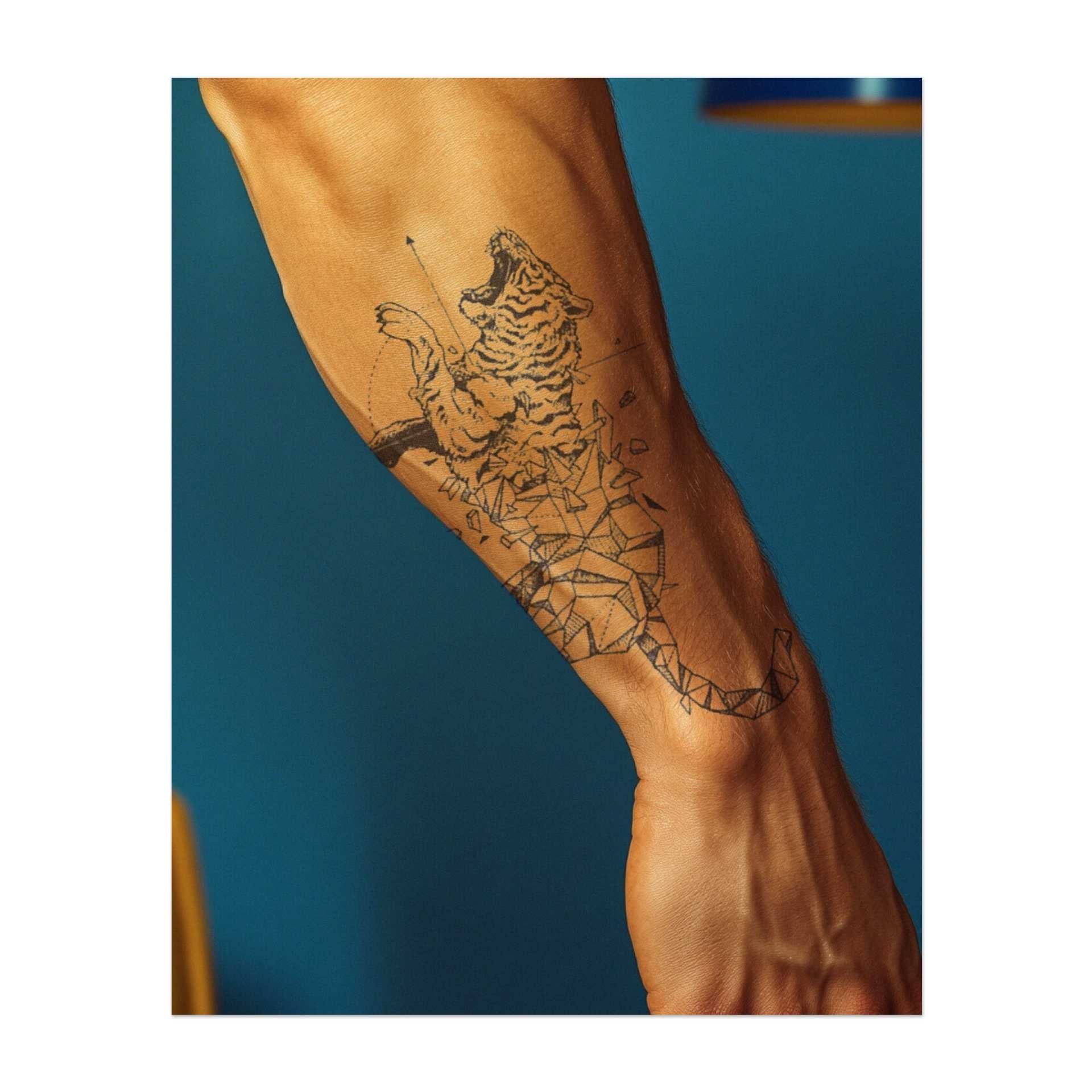 Ein dynamisches Tattoo eines Tigers, der in geometrische Fragmente zerbricht. Dieses Design symbolisiert Stärke und Transformation, während sich die Form des Tigers zerbricht und neu definiert. Ein kraftvolles Tattoo für jemanden, der Veränderung und Widerstandsfähigkeit im Angesicht von Herausforderungen umarmt.