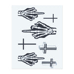 Ein rebellisches Tattoo, das Skelett-Hände zeigt, die den Mittelfinger zeigen, kombiniert mit Kreuzen. Das Design mischt dunklen Humor mit symbolischen religiösen Elementen und macht eine kühne Aussage von Widerstand und Individualität. Ideal für jemanden, der es liebt, Grenzen zu überschreiten.