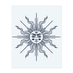Eine wunderschön detaillierte Sonne mit einem Gesicht, deren Strahlen sich in komplizierten Mustern ausbreiten. Dieses Tattoo symbolisiert Positivität, Energie und Erleuchtung und ist perfekt für jemanden, der Licht, Wachstum und eine optimistische Einstellung zum Leben schätzt.
