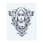 Eine Frau mit einem ernsten Ausdruck, umgeben von Rosen, einem Totenschädel und Hörnern. Dieses Design symbolisiert das Gleichgewicht zwischen Schönheit und Dunkelheit, Trauer und Stärke. Perfekt für jemanden, der sowohl Eleganz als auch Widerstandsfähigkeit verkörpert.