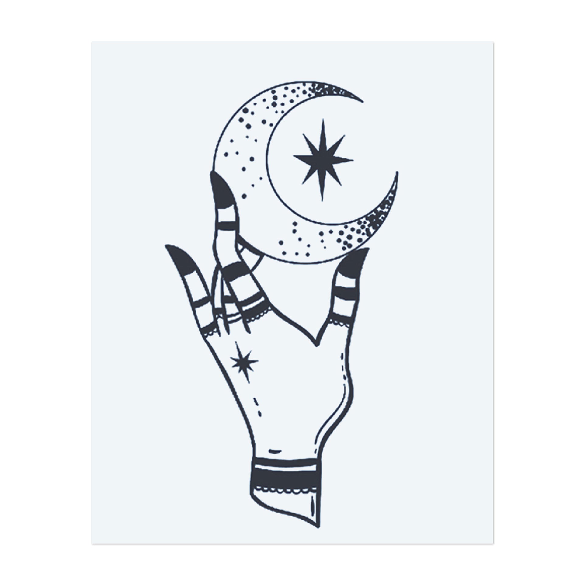Ein mystisches Tattoo einer Hand, die einen Halbmond hält, umgeben von verstreuten Sternen. Dieses Design symbolisiert die Verbindung zum Universum, Magie und die Schönheit der Nacht. Perfekt für jemanden, der eine tiefe Verbindung zum Kosmos und den Geheimnissen der Sterne verspürt.