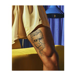 Ein geometrisches Tattoo eines nachdenklichen Gesichts mit kunstvollen Linien und einem Lorbeerkranz, das Weisheit, Intellekt und Introspektion symbolisiert. Dieses Design spiegelt das Gleichgewicht zwischen Stärke und Verwundbarkeit wider, perfekt für jemanden, der tiefes Nachdenken und persönliches Wachstum schätzt.