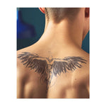 Ein Engel mit großen, fließenden Flügeln, die weit ausgebreitet sind, und der durch die Luft schwebt. Die Bewegung der Flügel und der Figur vermitteln ein Gefühl von Freiheit und Flug. Das Tattoo fängt das Gefühl von Stärke, Anmut und Befreiung ein.