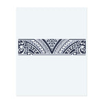 Ein detailliertes Band-Design mit symmetrischen Tribal-Mustern, scharfen Linien und Kurven. Dieses Tattoo symbolisiert Stärke, Balance und Einheit und kombiniert geometrische Präzision mit fließender Bewegung.