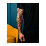 Dieses Sleeve zeigt einen mächtigen Drachen und einen Koi-Fisch, umgeben von Wolken und antiker Architektur. Es symbolisiert Stärke, Transformation und die Reise, Hindernisse zu überwinden, indem es mythische Macht mit Weisheit und Anmut verbindet.