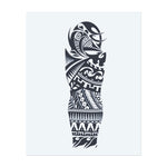 Dieses Sleeve zeigt kräftige Tribal-Muster, die sich um den Arm winden und Stärke, Schutz und kulturelles Erbe repräsentieren. Das Design kombiniert scharfe Linien und fließende Formen und verkörpert den Geist eines Kriegers.