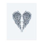 Ein Paar Engel-Flügel, die zu einem Herz geformt sind, symbolisieren Liebe, Verlust und die bittersüße Schönheit der Verwundbarkeit. Ein Design für diejenigen, die Schwierigkeiten erlebt haben, aber dennoch Stärke in ihren Herzen tragen.