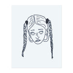 Ein Minimalistes Tattoo einer Frau mit zwei Zöpfen und großen Creolen. Ihr ruhiger Ausdruck und die zarten Linien fangen eine coole, sorglose Stimmung ein. Das Design ist einfach und stilvoll, in klaren Linien gezeichnet.