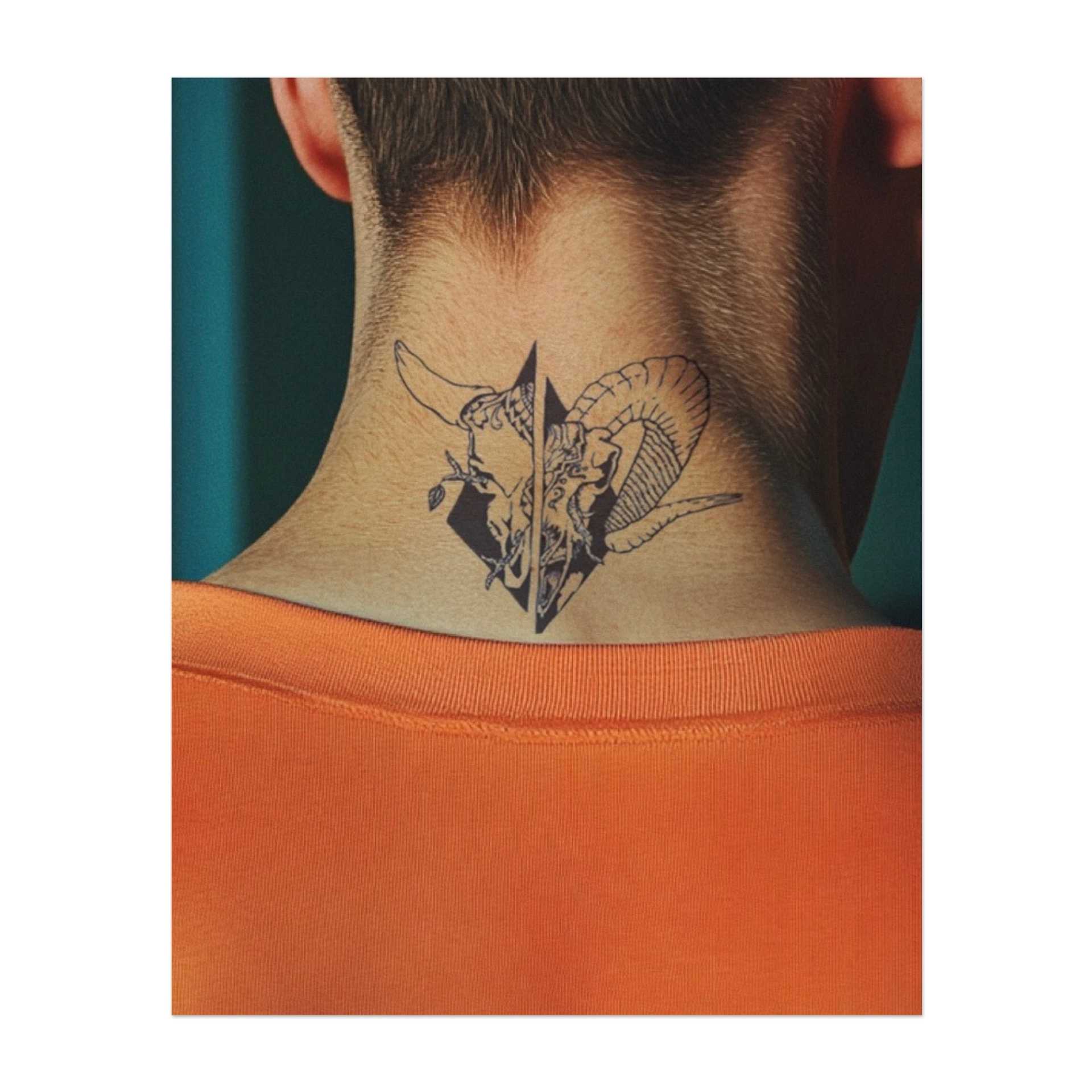 Ein auffälliges Design eines Widderkopfes mit verdrehten Hörnern, der in der Mitte geteilt ist und ein scharfes, geometrisches Herz offenbart. Dieses Tattoo in zarter Tinte symbolisiert Stärke, Balance und die Dualität der Natur. Perfekt für diejenigen, die sowohl Macht als auch Verwundbarkeit annehmen.