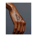 Ein anmutiger Schmetterling mit detaillierten Flügeln. Dieses Tattoo symbolisiert Transformation, Freiheit und Schönheit, perfekt für jemanden, der Veränderung und die Leichtigkeit des Lebens umarmt.
