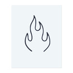 Ein einfaches, aber auffälliges Flammen-Design. Dieses Tattoo symbolisiert Leidenschaft, Energie und Transformation und ist perfekt für diejenigen, die die Kraft des Feuers umarmen, um ihren Geist zu entfachen und ihre Motivation zu nähren.