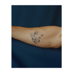 Eine Nachricht in einer Flasche, die von den Wellen erfasst wird, umgeben von aufbrandendem Wasser. Dieses Tattoo symbolisiert eine Geschichte, die darauf wartet, entdeckt zu werden, und repräsentiert Abenteuer, Geheimnis und das Unbekannte. Perfekt für diejenigen, die Geschichten über das Meer lieben.