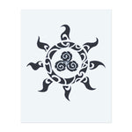 Ein Sonnen-Design, umgeben von kunstvollen Tribal-Mustern, symbolisiert Leben und Energie. Dieses Tattoo repräsentiert Stärke und den unendlichen Zyklus der Natur und ist perfekt für diejenigen, die Balance und Verbindung zur Erde schätzen.