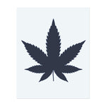 Ein detailliertes Cannabisblatt. Dieses Tattoo symbolisiert Freiheit, Wachstum und Verbindung zur Natur, ideal für diejenigen, die die Kraft der Natur und ihre heilenden Eigenschaften umarmen.