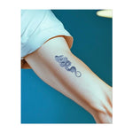 Eine detaillierte Schlange, die sich mit kunstvollen Mustern windet. Dieses Tattoo symbolisiert Weisheit, Transformation und Schutz, perfekt für diejenigen, die persönliches Wachstum und die Stärke durch Veränderung schätzen.