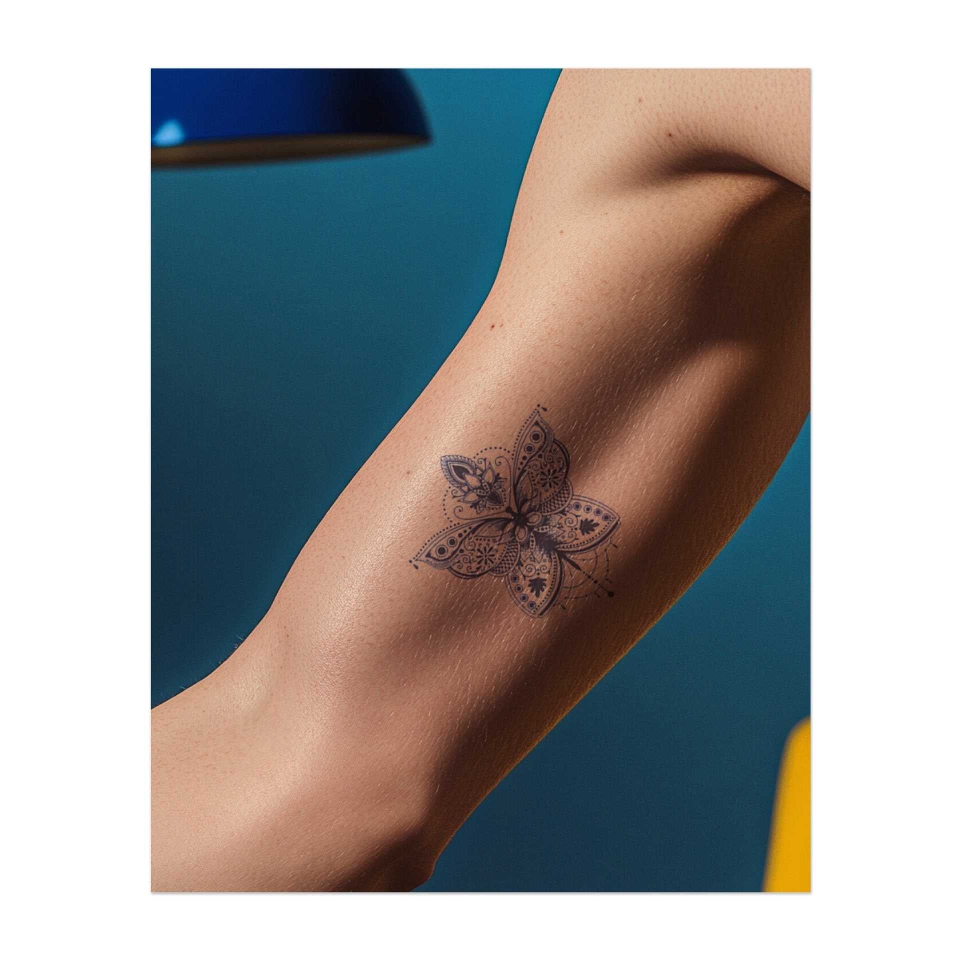 Ein Schmetterling mit kunstvollen Mandala-Flügeln, die mit detaillierten Designs und fließenden Linien gefüllt sind. Dieses Tattoo symbolisiert Transformation, Freiheit und innere Schönheit, perfekt für diejenigen, die Wachstum und Selbstausdruck schätzen.