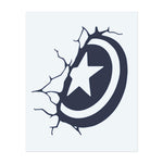 Captain Americas Schild, das mit intensiver Kraft zerbricht. Dieses Tattoo symbolisiert Mut, Führung und Schutz, perfekt für diejenigen, die für Gerechtigkeit stehen und niemals vor einem Kampf zurückschrecken.
