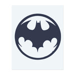 Das klassische Fledermaus-Logo, kräftig und stark im Design. Dieses Tattoo repräsentiert Wachsamkeit, Heimlichkeit und den Willen zu schützen, eine perfekte Hommage an diejenigen, die mit der Mission des Dunklen Ritters übereinstimmen.