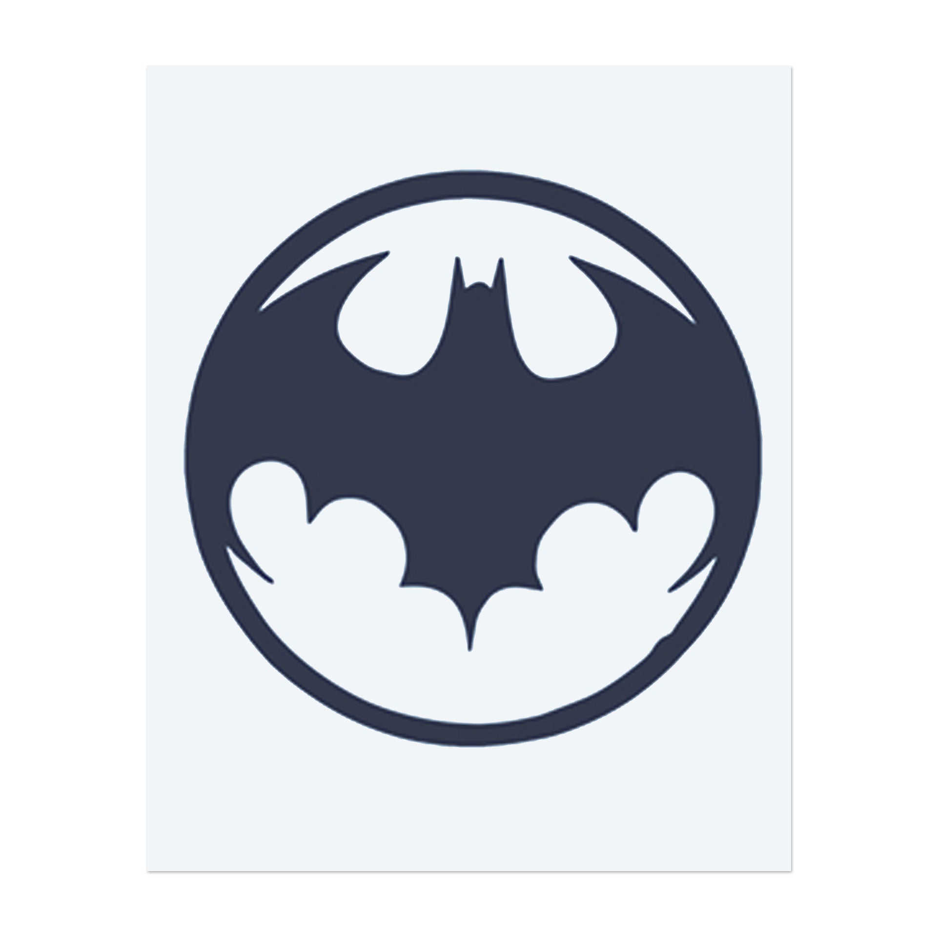 Das klassische Fledermaus-Logo, kräftig und stark im Design. Dieses Tattoo repräsentiert Wachsamkeit, Heimlichkeit und den Willen zu schützen, eine perfekte Hommage an diejenigen, die mit der Mission des Dunklen Ritters übereinstimmen.