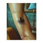 Eine Batman-Silhouette, die aus einem Wirbel aus Rauch auftaucht, um eine geheimnisvolle Atmosphäre zu schaffen. Dieses Tattoo repräsentiert Widerstandsfähigkeit, Transformation und die Stärke, die aus der Dunkelheit kommt, ideal für diejenigen, die ihre Macht in der Überwindung von Herausforderungen finden.