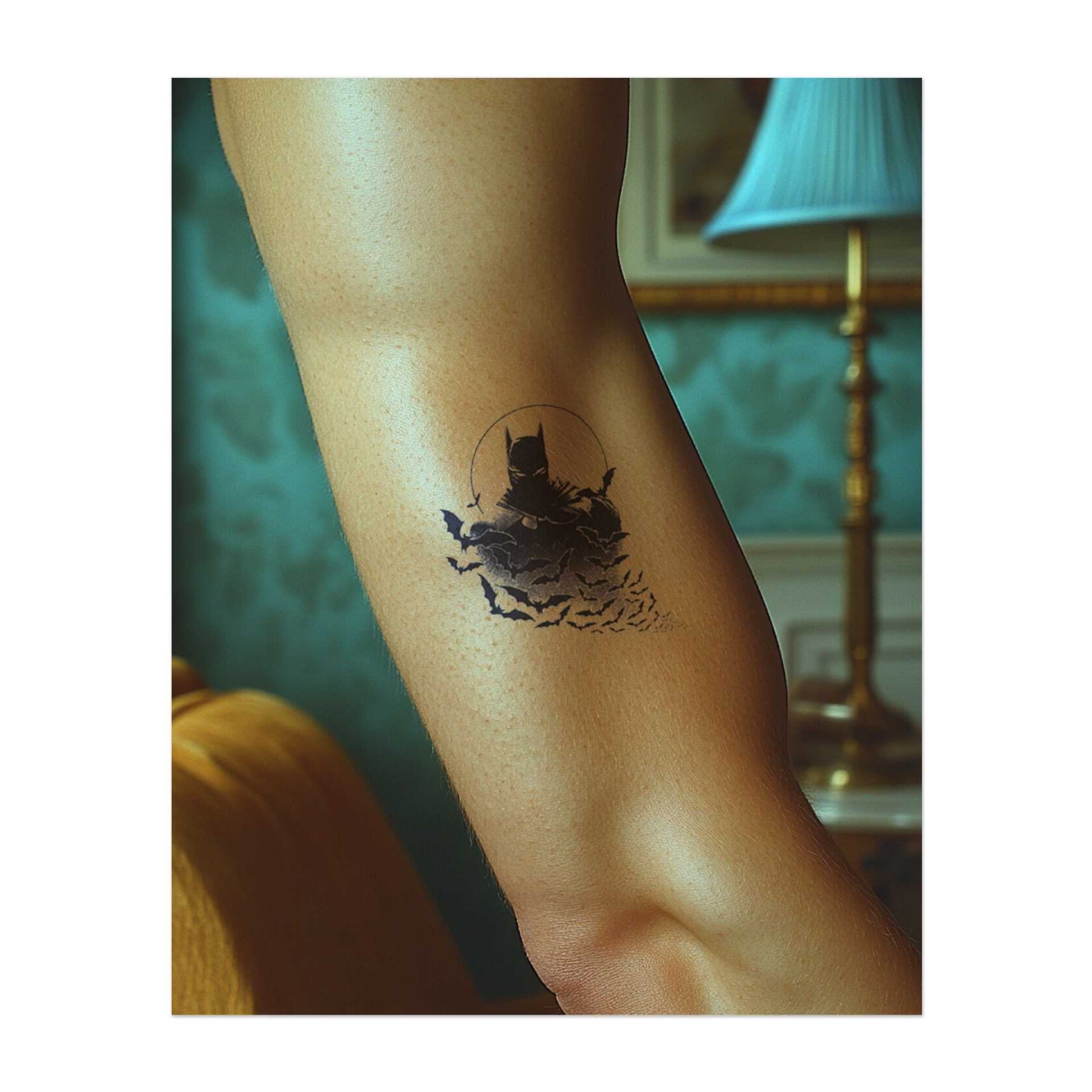 Eine Batman-Silhouette, die aus einem Wirbel aus Rauch auftaucht, um eine geheimnisvolle Atmosphäre zu schaffen. Dieses Tattoo repräsentiert Widerstandsfähigkeit, Transformation und die Stärke, die aus der Dunkelheit kommt, ideal für diejenigen, die ihre Macht in der Überwindung von Herausforderungen finden.