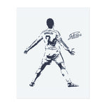 Cristiano Ronaldo in der "SUIII"-Position, die Stärke und Entschlossenheit symbolisiert. Dieses Tattoo repräsentiert Exzellenz, Ehrgeiz und harte Arbeit, ideal für diejenigen, die seine Hingabe bewundern, der Beste zu sein.