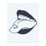 Ein Satz Lippen mit einer verspielten Zunge, die eine flirtende Stimmung vermittelt. Dieses Tattoo repräsentiert Sinnlichkeit, Selbstausdruck und Anziehungskraft, perfekt für diejenigen, die ihre selbstbewusste, kühne Seite umarmen.