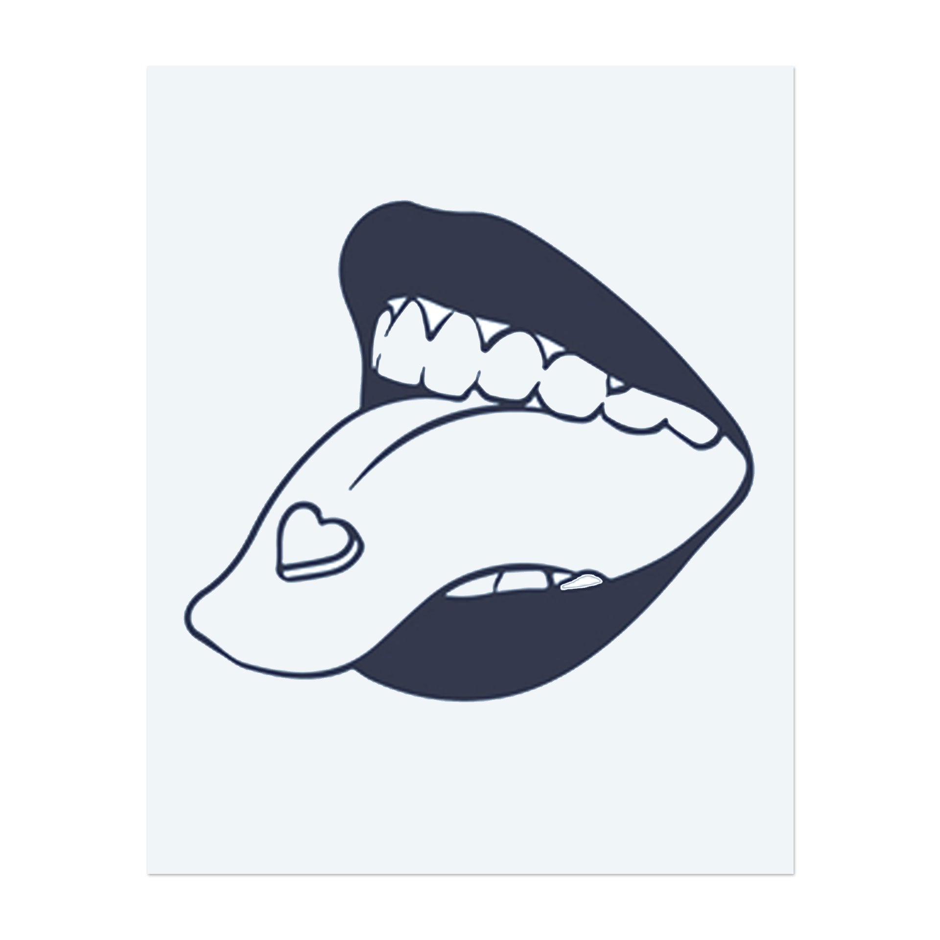 Ein Satz Lippen mit einer verspielten Zunge, die eine flirtende Stimmung vermittelt. Dieses Tattoo repräsentiert Sinnlichkeit, Selbstausdruck und Anziehungskraft, perfekt für diejenigen, die ihre selbstbewusste, kühne Seite umarmen.