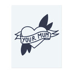 Ein Herz, das von einem Banner mit der Aufschrift "YOUR MUM" umschlungen ist, umgeben von Blättern.