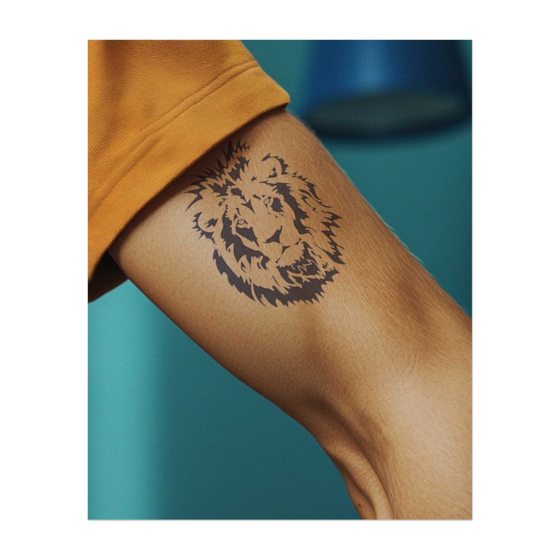 Ein furchterregender Löwenkopf mit detaillierter Mähne, der Macht und Königlichkeit symbolisiert. Dieses Tattoo repräsentiert Führung, Tapferkeit und Dominanz, perfekt für diejenigen, die ihre Stärke und selbstbewusste Natur umarmen.