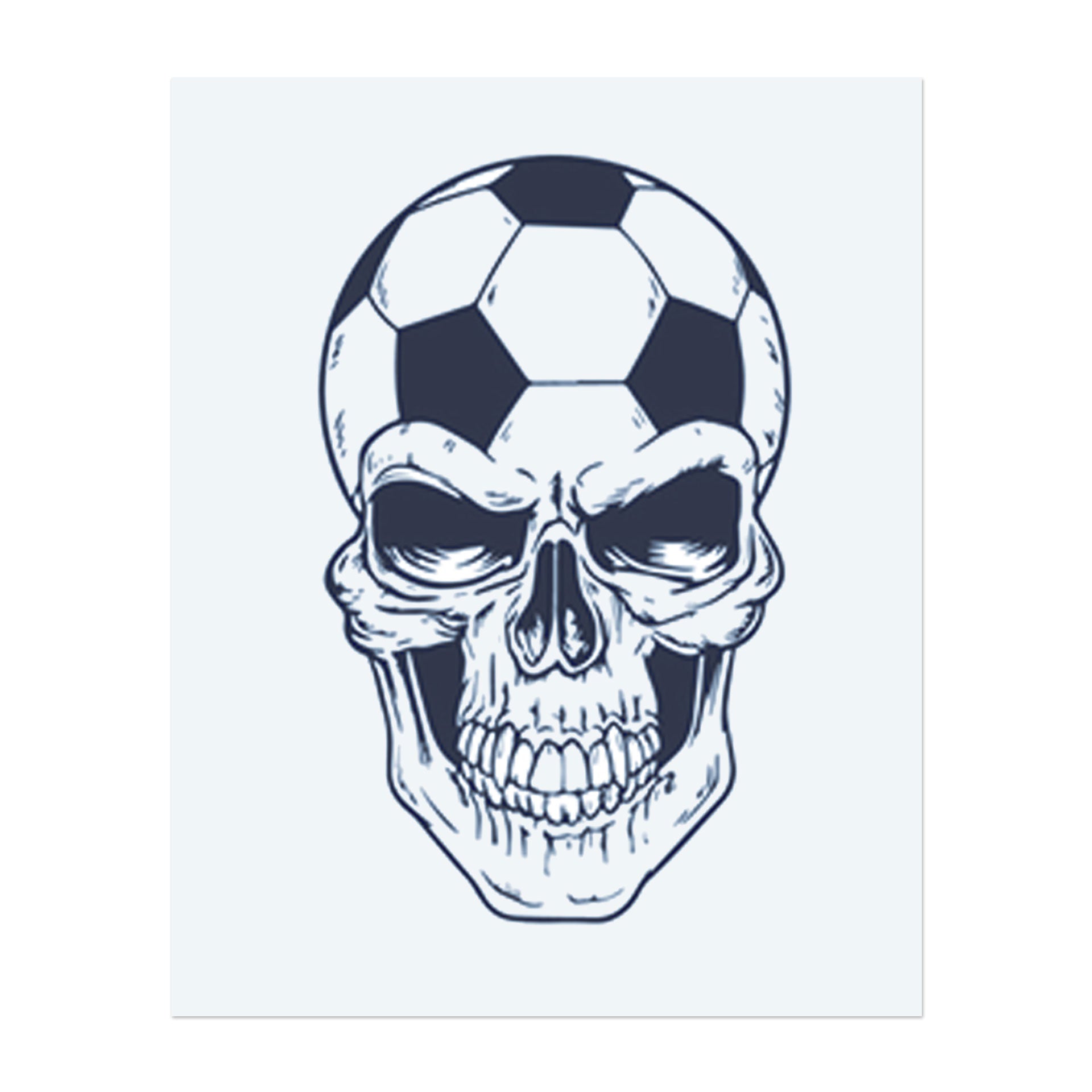 Ein Totenschädel mit einem Fußball oben, der Härte mit Sport verbindet. Dieses Tattoo symbolisiert Leidenschaft, Entschlossenheit und eine leidenschaftliche Liebe zum Spiel, perfekt für diejenigen, die Fußball leben und atmen.