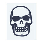 Ein großer Totenschädel mit einem breiten Grinsen, das Furchtlosigkeit und die Akzeptanz der Sterblichkeit symbolisiert. Dieses Tattoo repräsentiert die dunklere Seite des Lebens, das sowohl das Unvermeidliche als auch die mächtige Stärke in sich umarmt.