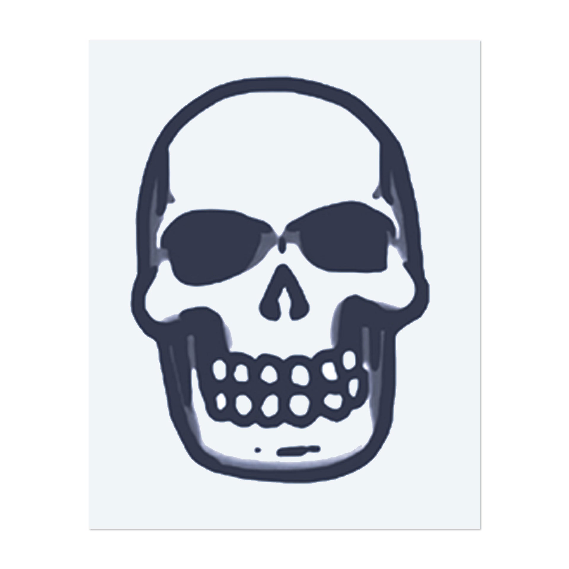 Ein großer Totenschädel mit einem breiten Grinsen, das Furchtlosigkeit und die Akzeptanz der Sterblichkeit symbolisiert. Dieses Tattoo repräsentiert die dunklere Seite des Lebens, das sowohl das Unvermeidliche als auch die mächtige Stärke in sich umarmt.