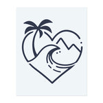 Ein Herz, das von einer Welle, Bergen und einer Palme gebildet wird, symbolisiert die Liebe zur Natur, Abenteuer und Ruhe. Dieses Tattoo repräsentiert die friedliche, aber aufregende Verbindung zum Meer und die Schönheit des Insel-Lebens.