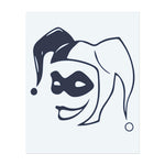 Eine verspielte, schelmische Darstellung von Harley Quinns Gesicht mit ihrer ikonischen Narrenkappe und einem verschmitzten Ausdruck.