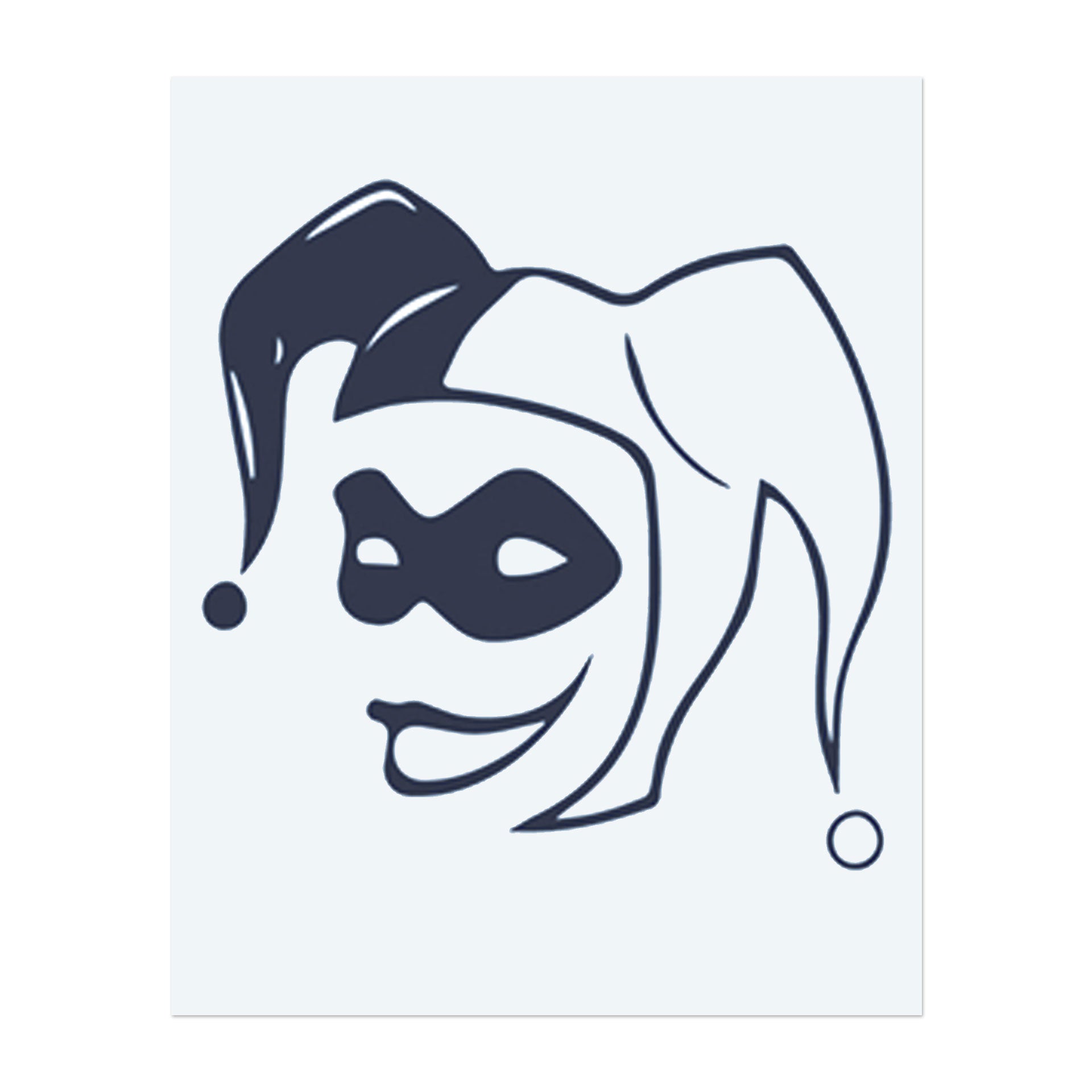 Eine verspielte, schelmische Darstellung von Harley Quinns Gesicht mit ihrer ikonischen Narrenkappe und einem verschmitzten Ausdruck.