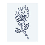 Eine wunderschöne Rose mit Flammen, die aus ihren Blütenblättern aufsteigen, symbolisiert die Leidenschaft und Intensität der Liebe.