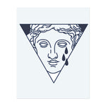 Ein klassisches Femininees Gesicht in einem Dreieck mit Tränen. Es repräsentiert Trauer, künstlerische Inspiration oder tragische Schönheit. Ein auffälliges, symbolisches Design.