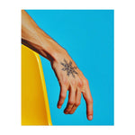 Eine stilisierte Schneeflocke mit tribal oder geometrischen Elementen. Sie symbolisiert Einzigartigkeit, Winter oder eine Mischung aus natürlichen und kulturellen Mustern.