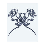 Zwei Rosen mit ineinander gewundenen Dornen. Sie symbolisieren Schönheit und Schmerz, Liebe mit Hindernissen oder ein klassisches Symbol der Romantik mit einer dunklen Wendung.