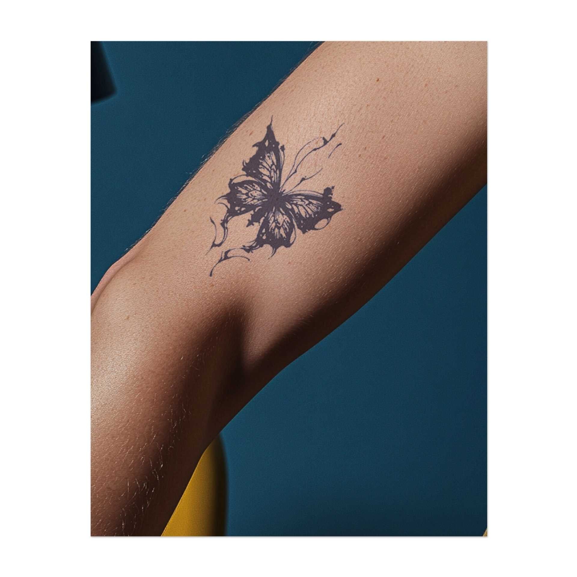 Ein Schmetterling mit einem zerrissenen oder fragmentierten Flügel. Er symbolisiert Zerbrechlichkeit, Transformation oder unvollkommene Schönheit.