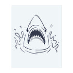 Ein Hai-Kopf mit offenem Maul, Zähne sichtbar. Es symbolisiert Macht, Aggression oder eine Verbindung zum Spitzenprädator des Ozeans.