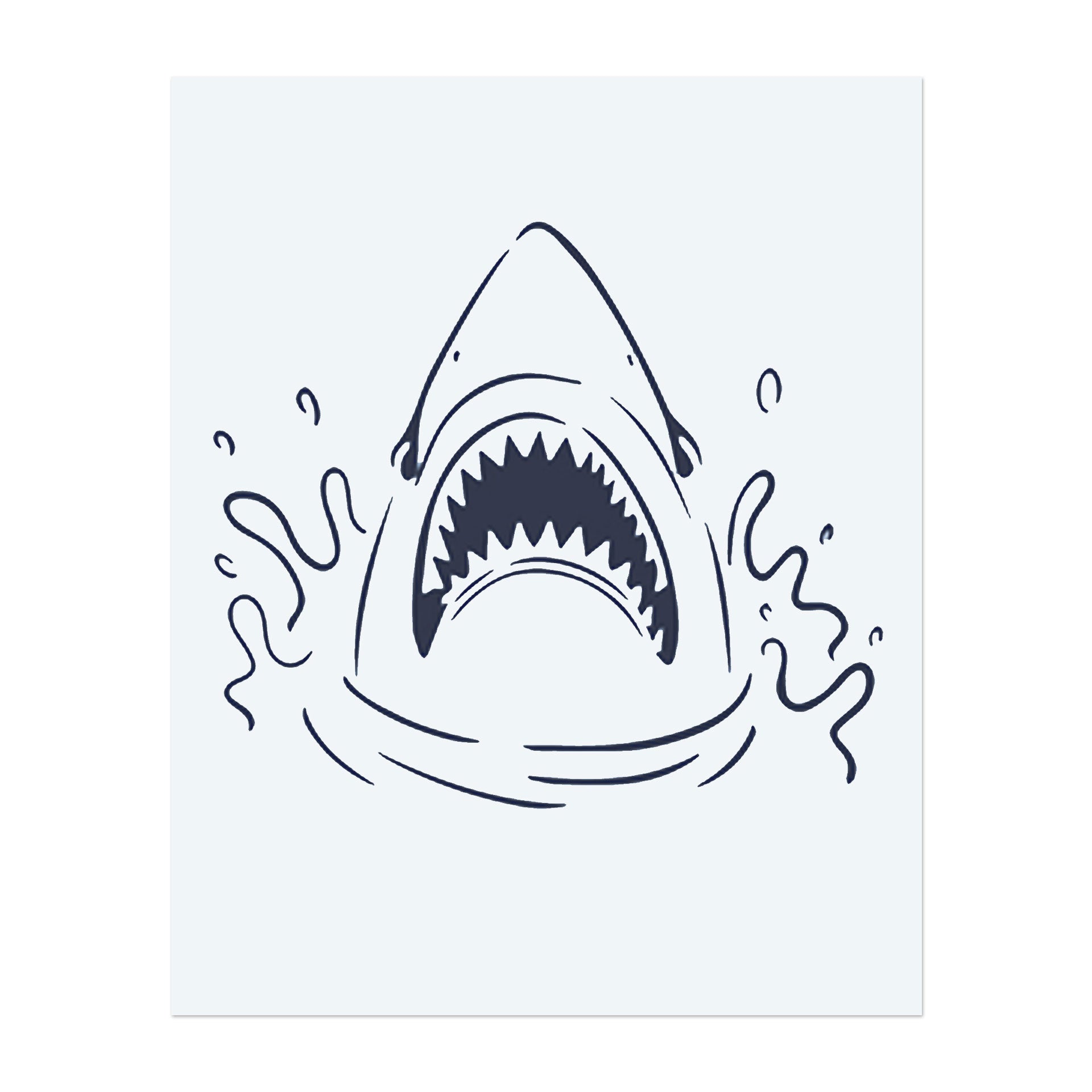 Ein Hai-Kopf mit offenem Maul, Zähne sichtbar. Es symbolisiert Macht, Aggression oder eine Verbindung zum Spitzenprädator des Ozeans.