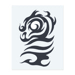 Ein Drache, der aus fließenden Wellen besteht, sich windet und im Tribal-Stil verläuft. Das Design fängt die Kraft des Wassers und das Geheimnis des Drachen in einem schönen Tattoo ein. Perfekt für jemanden, der mythologische Kreaturen und geschwungene, fließende Formen liebt!