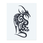 Ein fiercer Drache im Tribal-Stil, mit wirbelnden Mustern, die seine Kraft und Anmut zeigen. Seine scharfen Krallen und seine stolze Haltung lassen ihn bereit zum Angriff wirken. Dieses Tattoo ist perfekt für alle, die mythologische Kreaturen und mutige Designs lieben!