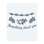 Eine Mischung aus kräftigen Worten und zarten Blumen, mit einem Drahtzaun, der die Designs trennt. Der Spruch "Something about you" wird mit Rosen und Dornen kombiniert, die eine Liebe symbolisieren, die sowohl schön als auch schmerzhaft ist. Ein Tattoo, das eine Geschichte von Liebe und Kampf erzählt.