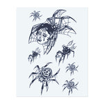 Ein faszinierendes Design mit dem Gesicht einer Frau, umgeben von einem Spinnennetz, in dem Spinnen um sie krabbeln. Das Tattoo symbolisiert das Gleichgewicht zwischen Schönheit und Gefahr, mit einer gotischen, geheimnisvollen Atmosphäre, die sowohl Stärke als auch unheimliche Anziehungskraft vereint.